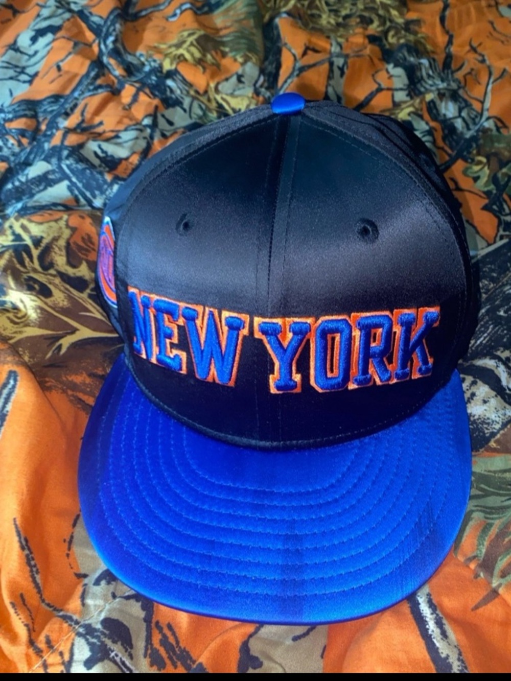 New York Knicks New Era ThrowBack Satin Fitted (size 7 3/8) - Picture 2 of 6